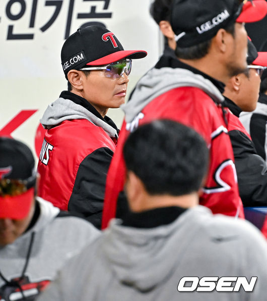 [OSEN=대구, 박준형 기자] 15일 대구 삼성라이온즈파크에서 2024 신한 SOL뱅크 KBO 포스트시즌 플레이오프 삼성 라이온즈와 LG 트윈스의 2차전 경기가 진행됐다홈팀 삼성은 원태인을 선발로, 방문팀 LG는 손주영을 선발로 내세웠다.5회말 LG 염경엽이 손주영의 교체를 지시하고 있다. .  2024.10.15 / soul1014@osen.co.kr