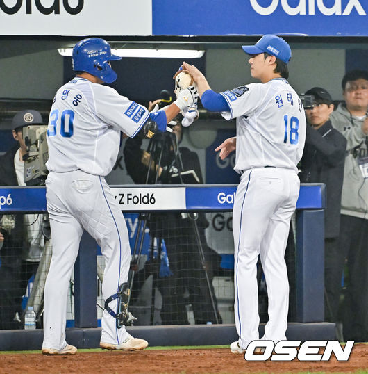 [OSEN=대구, 박준형 기자] 15일 대구 삼성라이온즈파크에서 2024 신한 SOL뱅크 KBO 포스트시즌 플레이오프 삼성 라이온즈와 LG 트윈스의 2차전 경기가 진행됐다홈팀 삼성은 원태인을 선발로, 방문팀 LG는 손주영을 선발로 내세웠다.2회말 2사 삼성 김영웅이 역전 솔로홈런을 날리고 원태인과 하이파이브를 하고 있다.  2024.10.15 / soul1014@osen.co.kr