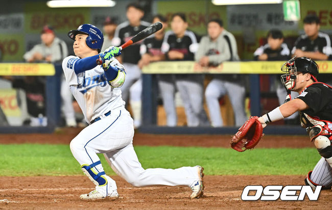 [OSEN=대구, 이석우 기자] 15일 대구 삼성라이온즈파크에서 2024 신한 SOL뱅크 KBO 포스트시즌 플레이오프 삼성 라이온즈와 LG 트윈스의 2차전 경기가 열렸다. 홈팀 삼성은 원태인를 선발로, 방문팀 LG는 손주영을 선발로 투입했다.삼성 라이온즈 김헌곤이 5회말 2사 1루 좌월 2점 홈런을 치고 있다. 2024.10.15 / foto0307@osen.co.kr