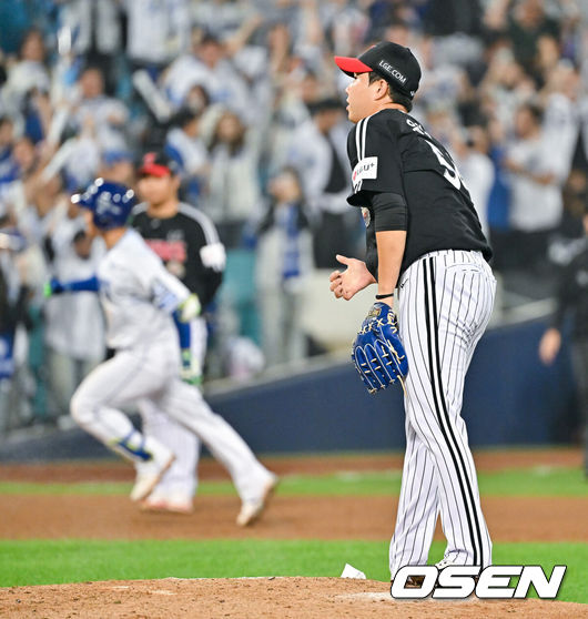 [OSEN=대구, 박준형 기자] 15일 대구 삼성라이온즈파크에서 2024 신한 SOL뱅크 KBO 포스트시즌 플레이오프 삼성 라이온즈와 LG 트윈스의 2차전 경기가 진행됐다홈팀 삼성은 원태인을 선발로, 방문팀 LG는 손주영을 선발로 내세웠다.5회말 LG 유영찬 투수가 김헌곤에게 2점 홈런을 맞은뒤 아쉬워하고 있다. 2024.10.15 / soul1014@osen.co.kr