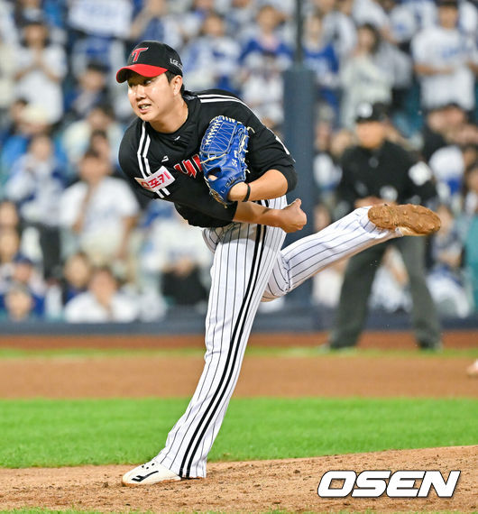 [OSEN=대구, 박준형 기자] 15일 대구 삼성라이온즈파크에서 2024 신한 SOL뱅크 KBO 포스트시즌 플레이오프 삼성 라이온즈와 LG 트윈스의 2차전 경기가 진행됐다홈팀 삼성은 원태인을 선발로, 방문팀 LG는 손주영을 선발로 내세웠다.5회말 엘 유영찬 투수가 역투하고 있다. .  2024.10.15 / soul1014@osen.co.kr