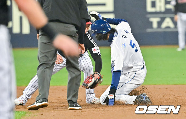 [OSEN=대구, 박준형 기자] 15일 대구 삼성라이온즈파크에서 2024 신한 SOL뱅크 KBO 포스트시즌 플레이오프 삼성 라이온즈와 LG 트윈스의 2차전 경기가 진행된다. 홈팀 삼성은 원태인을 선발로, 방문팀 LG는 손주영을 선발로 내세웠다.1회말 2사 1루 삼성 디아즈의 타석때 1루 주자 구자욱이 도루 성공하고 있다. 2024.10.15 / soul1014@osen.co.kr