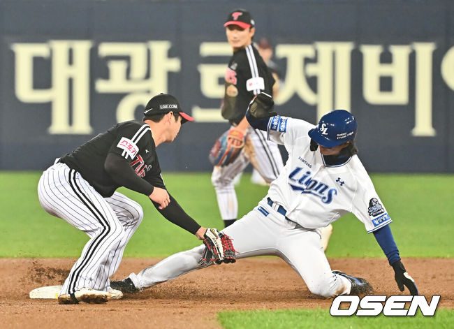 [OSEN=대구, 이석우 기자] 15일 대구 삼성라이온즈파크에서 2024 신한 SOL뱅크 KBO 포스트시즌 플레이오프 삼성 라이온즈와 LG 트윈스의 2차전 경기가 열렸다. 홈팀 삼성은 원태인를 선발로, 방문팀 LG는 손주영을 선발로 투입했다.삼성 라이온즈 구자욱이 1회말 2사 1루 디아즈 타석때 2루 도루에 성공하고 있다. 2024.10.15 / foto0307@osen.co.kr