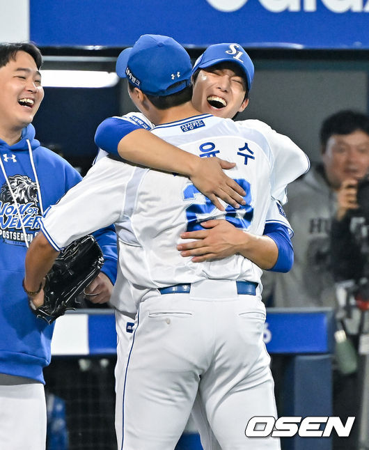 [OSEN=대구, 박준형 기자] 15일 대구 삼성라이온즈파크에서 2024 신한 SOL뱅크 KBO 포스트시즌 플레이오프 삼성 라이온즈와 LG 트윈스의 2차전 경기가 진행됐다홈팀 삼성은 원태인을 선발로, 방문팀 LG는 손주영을 선발로 내세웠다.7회초 이닝종료 후 삼성 원태인이 실점 막아낸 김윤수와 포옹을 하고 있다.  2024.10.15 / soul1014@osen.co.kr