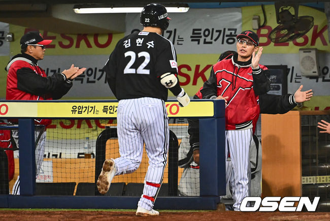 [OSEN=대구, 이석우 기자] 15일 대구 삼성라이온즈파크에서 2024 신한 SOL뱅크 KBO 포스트시즌 플레이오프 삼성 라이온즈와 LG 트윈스의 2차전 경기가 열렸다. 홈팀 삼성은 원태인를 선발로, 방문팀 LG는 손주영을 선발로 투입했다.LG 트윈스 김현수가 9회초 2사 1,2루 우월 3점 홈런을 치고 염경엽 감독과 하이파이브를 하고 있다. 2024.10.15 / foto0307@osen.co.kr