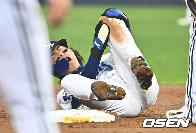 [OSEN=대구, 이석우 기자] 15일 대구 삼성라이온즈파크에서 2024 신한 SOL뱅크 KBO 포스트시즌 플레이오프 삼성 라이온즈와 LG 트윈스의 2차전 경기가 열렸다. 홈팀 삼성은 원태인를 선발로, 방문팀 LG는 손주영을 선발로 투입했다.삼성 라이온즈 구자욱이 1회말 2사 1루 디아즈 타석때 2루 도루에 성공하고 다리 통증을 호소하고 있다. 2024.10.15 / foto0307@osen.co.kr