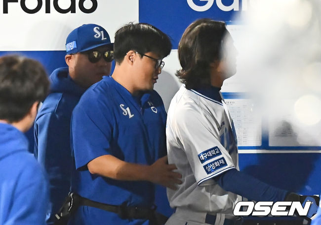 [OSEN=대구, 이석우 기자] 15일 대구 삼성라이온즈파크에서 2024 신한 SOL뱅크 KBO 포스트시즌 플레이오프 삼성 라이온즈와 LG 트윈스의 2차전 경기가 열렸다. 홈팀 삼성은 원태인를 선발로, 방문팀 LG는 손주영을 선발로 투입했다.삼성 라이온즈 구자욱이 1회말 2사 2루 디아즈의 ㅘ익수 왼쪽 2루타때 득점을 올리고 다리 부상으로 더그아웃을 나서고 있다. 2024.10.15 / foto0307@osen.co.kr