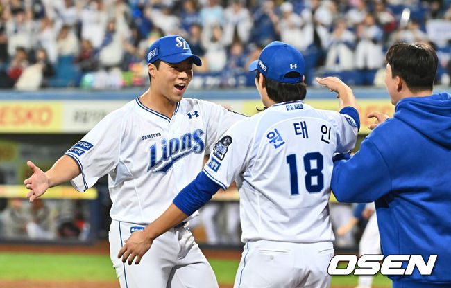 [OSEN=대구, 이석우 기자] 15일 대구 삼성라이온즈파크에서 2024 신한 SOL뱅크 KBO 포스트시즌 플레이오프 삼성 라이온즈와 LG 트윈스의 2차전 경기가 열렸다. 홈팀 삼성은 원태인를 선발로, 방문팀 LG는 손주영을 선발로 투입했다.삼성 라이온즈 김윤수가 7회말 2사 만루 LG 트윈스 오스틴을 유격수 땅볼로 잡고 원태인과 포옹을 하고 있다. 2024.10.15 / foto0307@osen.co.kr