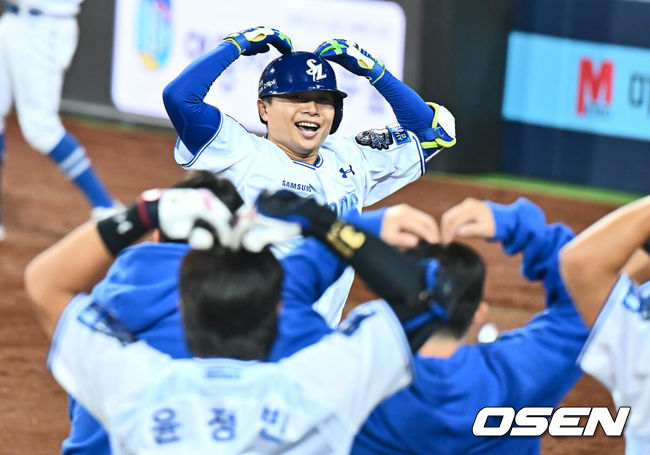 [OSEN=대구, 이석우 기자] 15일 대구 삼성라이온즈파크에서 2024 신한 SOL뱅크 KBO 포스트시즌 플레이오프 삼성 라이온즈와 LG 트윈스의 2차전 경기가 열렸다. 홈팀 삼성은 원태인를 선발로, 방문팀 LG는 손주영을 선발로 투입했다.삼성 라이온즈 김헌곤이 7회말 무사 1루 우월 2점 홈런을 치고 세리머니를 하고 있다. 2024.10.15 / foto0307@osen.co.kr