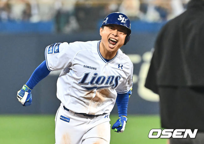 [OSEN=대구, 이석우 기자] 15일 대구 삼성라이온즈파크에서 2024 신한 SOL뱅크 KBO 포스트시즌 플레이오프 삼성 라이온즈와 LG 트윈스의 2차전 경기가 열렸다. 홈팀 삼성은 원태인를 선발로, 방문팀 LG는 손주영을 선발로 투입했다.삼성 라이온즈 김헌곤이 5회말 2사 1루 좌월 2점 홈런을 치고 포효하고 있다. 2024.10.15 / foto0307@osen.co.kr