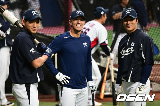 [OSEN=고척, 최규한 기자] 월드베이스볼클래식(WBC) 대표팀이 2일 오후 서울 고척스카이돔에서 공식 훈련을 진행했다. WBC 대표팀 이정후, 에드먼, 김하성(왼쪽부터)이 취재진을 향해 미소짓고 있다. 2023.03.02 / dreamer@osen.co.kr