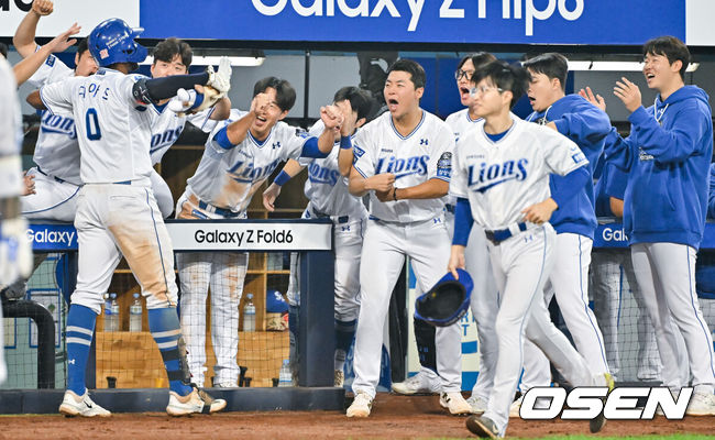 [OSEN=대구, 박준형 기자] 15일 대구 삼성라이온즈파크에서 2024 신한 SOL뱅크 KBO 포스트시즌 플레이오프 삼성 라이온즈와 LG 트윈스의 2차전 경기가 진행됐다홈팀 삼성은 원태인을 선발로, 방문팀 LG는 손주영을 선발로 내세웠다.7회말 1사 삼성 디아즈가 연타석 솔로홈런을 날리고 동료들과 함께 기뻐하고 있다.  2024.10.15 / soul1014@osen.co.kr