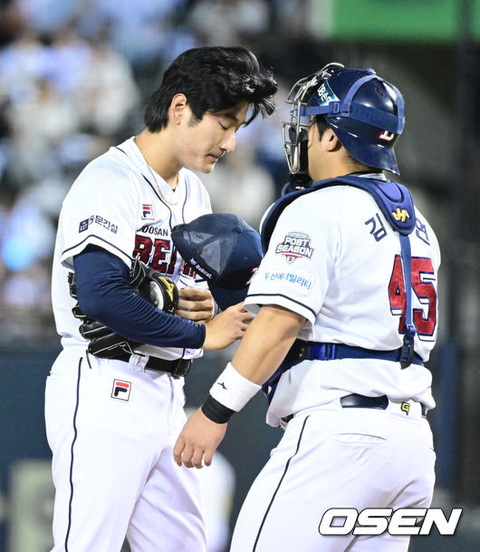 [OSEN=잠실, 최규한 기자] 2일 오후 서울 잠실야구장에서 ‘2024 신한 SOL뱅크 KBO 포스트시즌’ 와일드카드 결정 1차전 두산 베어스와 KT 위즈의 경기가 열렸다.두산은 곽빈, KT는 윌리엄 쿠에바스를 선발 투수로 내세웠다.2회초 무사 1루 상황 두산 선발 곽빈이 강판되고 있다. 2024.10.02 / dreamer@osen.co.kr