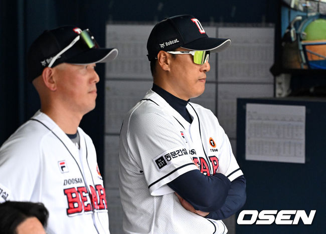 [OSEN=잠실, 이대선 기자] 3일 서울 잠실야구장에서 2024 신한 SOL뱅크 KBO 포스트시즌 와일드카드 결정 2차전 두산 베어스와 KT 위즈의 경기가 열렸다.두산은 최승용, KT는 웨스 벤자민을 선발 투수로 내세웠다.두산 이승엽 감독이 경기를 바라보고 있다. 2024.10.03 /sunday@osen.co.kr