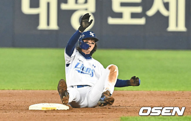 [OSEN=대구, 이석우 기자] 15일 대구 삼성라이온즈파크에서 2024 신한 SOL뱅크 KBO 포스트시즌 플레이오프 삼성 라이온즈와 LG 트윈스의 2차전 경기가 열렸다. 홈팀 삼성은 원태인를 선발로, 방문팀 LG는 손주영을 선발로 투입했다.삼성 라이온즈 구자욱이 1회말 2사 1루 디아즈 타석때 2루 도루에 성공하고 다리 통증을 호소하고 있다. 2024.10.15 / foto0307@osen.co.kr