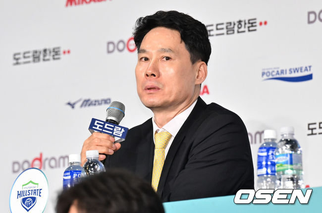 [OSEN=조은정 기자] 도드람 2024-2025 V-리그 여자부 미디어데이가 16일 서울 서초구 더케이호텔에서 열렸다.도드람 2024~2025 V-리그는 19일 개막한다. 이날 여자부는 지난 시즌 통합우승에 이어 이번 통영·도드람컵 프로배구대회까지 제패한 현대건설이 흥국생명을 홈인 수원체육관으로 불러들여 맞대결을 치른다.현대건설 강성형 감독이 출사표를 던지고 있다. 2024.10.16 /cej@osen.co.kr