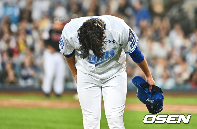 [OSEN=대구, 이석우 기자] 삼성 라이온즈 선발투수 원태인이 7회초 교체되며 팬들에게 인사를 하고 있다. 2024.10.15 / foto0307@osen.co.kr