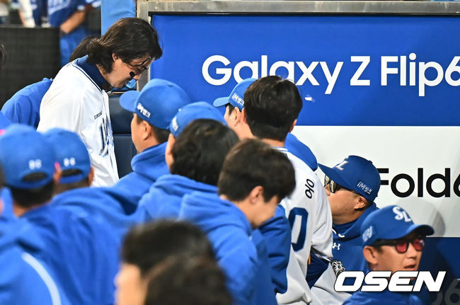 [OSEN=대구, 이석우 기자] 15일 대구 삼성라이온즈파크에서 2024 신한 SOL뱅크 KBO 포스트시즌 플레이오프 삼성 라이온즈와 LG 트윈스의 2차전 경기가 열렸다. 홈팀 삼성은 원태인를 선발로, 방문팀 LG는 손주영을 선발로 투입했다.삼성 라이온즈 구자욱이 1회말 2사 2루 디아즈의 ㅘ익수 왼쪽 2루타때 득점을 올리고 다리 부상으로 더그아웃을 나서고 있다. 2024.10.15 / foto0307@osen.co.kr