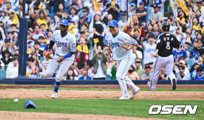 [OSEN=대구, 이석우 기자] 13일 대구 삼성라이온즈파크에서 2024 신한 SOL뱅크 KBO 포스트시즌 플레이오프 삼성 라이온즈와 LG 트윈스의 1차전 경기가 열렸다. 홈팀 삼성은 레예스를 선발로, 방문팀 LG는 최원태를 선발로 투입했다.삼성 라이온즈 송은범이 7회초 2사 1,2루 LG 트윈스 문성주의 투수 앞 땅볼을 잡으려다 놓치고 통증을 호소하고 있다. 2024.10.13 / foto0307@osen.co.kr