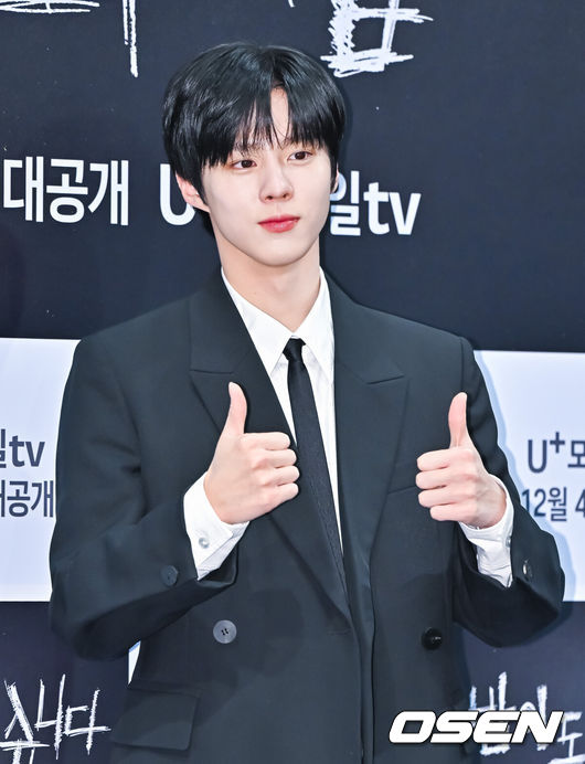 [OSEN=박준형 기자] 4일 오후 서울 구로구 신도림동 더 세인트 호텔에서 U+ 모바일tv 웹드라마 '밤이 되었습니다' 기자간담회가 진행됐다.드라마 '밤이 되었습니다'는 하이틴 감성을 가미한 미스터리 스릴러 드라마로 종료가 불가능한 의문의 마피아 게임에 강제로 참여하게 된 유일고등학교 학생들의 이야기로 오늘(4일) 공개된다. 배우 김우석이 포즈를 취하고 있다. 2023.12.04 / soul1014@osen.co.kr