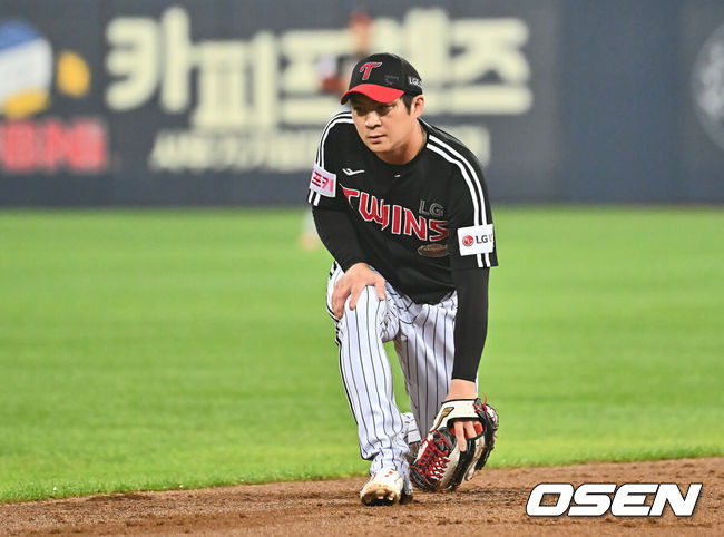 [OSEN=대구, 이석우 기자] 15일 대구 삼성라이온즈파크에서 2024 신한 SOL뱅크 KBO 포스트시즌 플레이오프 삼성 라이온즈와 LG 트윈스의 2차전 경기가 열렸다. 홈팀 삼성은 원태인를 선발로, 방문팀 LG는 손주영을 선발로 투입했다.LG 트윈스 오지환이 3회말 1사 삼성 라이온즈 김헌곤의 타구를 잡지 못하고 아쉬워하고 있다. 2024.10.15 / foto0307@osen.co.kr