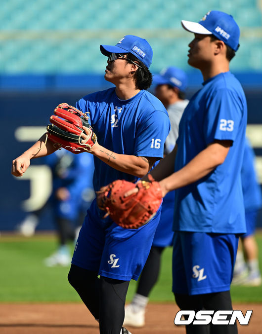 [OSEN=대구, 김성락 기자] 13일 오후 대구 삼성라이온즈파크에서 2024 신한 SOL뱅크 KBO 포스트시즌 플레이오프 1차전 삼성 라이온즈와 LG 트윈스의 경기가 열린다. 이날 삼성은 례예스를, LG는 최원태를 선발 투수로 내세운다.경기 시작에 앞서 삼성 류지혁이 훈련을 하고 있다. 2024.10.13 / ksl0919@osen.co.kr