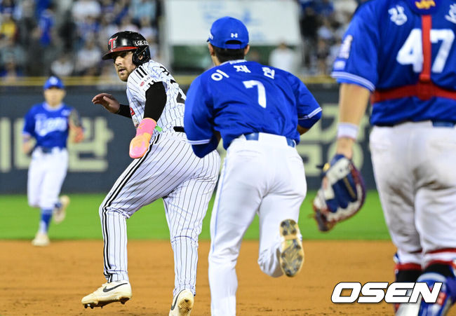 [OSEN=잠실, 최규한 기자] 17일 서울 잠실야구장에서 ‘2024 신한 SOL뱅크 KBO 포스트시즌’ 플레이오프 3차전 LG 트윈스와 삼성 라이온즈의 경기가 열렸다.LG는 임찬규, 삼성은 황동재를 3차전 선발 투수로 내세웠다.4회말 무사 1루 상황 LG 김현수 타석 때 주자 오스틴이 견제에 걸려 태그를 피해 달리고 있다. 2024.10.17 / dreamer@osen.co.kr