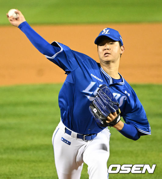 [OSEN=잠실, 이대선 기자] 17일 서울 잠실야구장에서 ‘2024 신한 SOL뱅크 KBO 포스트시즌’ 플레이오프 3차전 LG 트윈스와 삼성 라이온즈의 경기가 열렸다.LG는 임찬규, 삼성은 황동재를 3차전 선발 투수로 내세웠다.1회말 무사에서 삼성 황동재가 투구를 준비하고 있다. 2024.10.17 / sunday@osen.co.kr