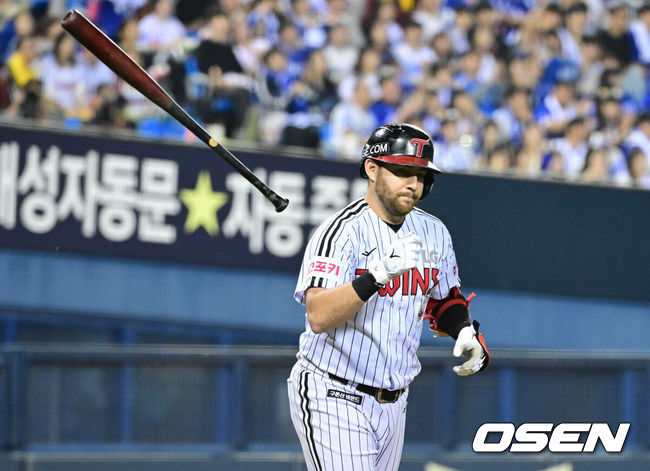 [OSEN=잠실, 최규한 기자] 17일 서울 잠실야구장에서 ‘2024 신한 SOL뱅크 KBO 포스트시즌’ 플레이오프 3차전 LG 트윈스와 삼성 라이온즈의 경기가 열렸다.LG는 임찬규, 삼성은 황동재를 3차전 선발 투수로 내세웠다.5회말 2사 1, 2루 상황 LG 오스틴이 외야 플라이를 친 뒤 배트를 던지고 있다. 2024.10.17 / dreamer@osen.co.kr