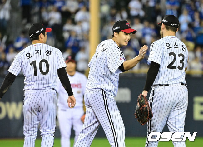 [OSEN=잠실, 최규한 기자] 17일 서울 잠실야구장에서 ‘2024 신한 SOL뱅크 KBO 포스트시즌’ 플레이오프 3차전 LG 트윈스와 삼성 라이온즈의 경기가 열렸다.LG는 임찬규, 삼성은 황동재를 3차전 선발 투수로 내세웠다.6회초 1사 주자없는 상황 LG 선발 임찬규가 마운드를 내려가며 야수들과 인사를 전하고 있다. 2024.10.17 / dreamer@osen.co.kr