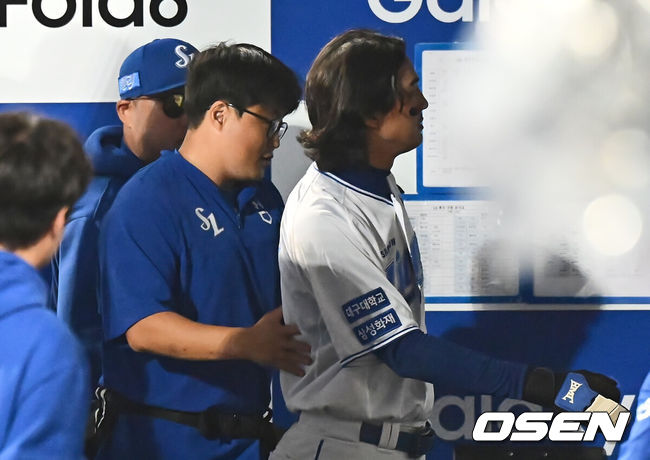 [OSEN=대구, 이석우 기자] 15일 대구 삼성라이온즈파크에서 2024 신한 SOL뱅크 KBO 포스트시즌 플레이오프 삼성 라이온즈와 LG 트윈스의 2차전 경기가 열렸다. 홈팀 삼성은 원태인를 선발로, 방문팀 LG는 손주영을 선발로 투입했다.삼성 라이온즈 구자욱이 1회말 2사 2루 디아즈의 ㅘ익수 왼쪽 2루타때 득점을 올리고 다리 부상으로 더그아웃을 나서고 있다. 2024.10.15 / foto0307@osen.co.kr