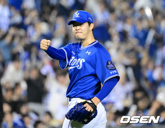 [OSEN=잠실, 최규한 기자] 17일 서울 잠실야구장에서 ‘2024 신한 SOL뱅크 KBO 포스트시즌’ 플레이오프 3차전 LG 트윈스와 삼성 라이온즈의 경기가 열렸다.LG는 임찬규, 삼성은 황동재를 3차전 선발 투수로 내세웠다.3회말 1사 1루 상황 LG 신민재를 병살타로 이끌며 실점없이 이닝을 막아낸 삼성 선발 황동재가 기뻐하고 있다. 2024.10.17 / dreamer@osen.co.kr