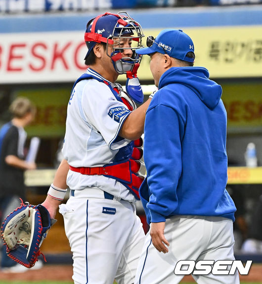 [OSEN=대구, 이석우 기자] 13일 대구 삼성라이온즈파크에서 2024 신한 SOL뱅크 KBO 포스트시즌 플레이오프 삼성 라이온즈와 LG 트윈스의 1차전 경기가 열렸다. 홈팀 삼성은 레예스를 선발로, 방문팀 LG는 최원태를 선발로 투입했다.삼성 라이온즈 강민호가 LG 트윈스와의 플레이오프 1차전을 10-4로 승리한 후 박진만 감독과 기쁨을 나누고 있다. 2024.10.13 / foto0307@osen.co.kr