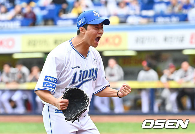 [OSEN=대구, 이석우 기자] 13일 대구 삼성라이온즈파크에서 2024 신한 SOL뱅크 KBO 포스트시즌 플레이오프 삼성 라이온즈와 LG 트윈스의 1차전 경기가 열렸다. 홈팀 삼성은 레예스를 선발로, 방문팀 LG는 최원태를 선발로 투입했다.삼성 라이온즈 김윤수가 7회초 2사 만루 LG 트윈스 오스틴을 삼진으로 잡고 포효하고 있다. 2024.10.13 / foto0307@osen.co.kr