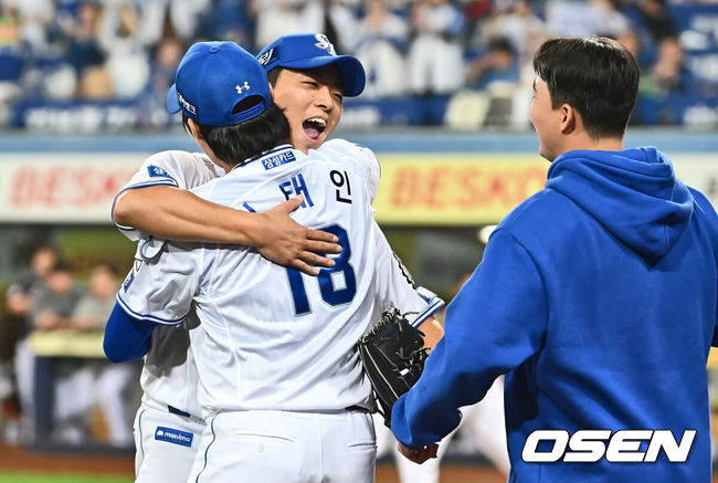 [OSEN=대구, 이석우 기자] 15일 대구 삼성라이온즈파크에서 2024 신한 SOL뱅크 KBO 포스트시즌 플레이오프 삼성 라이온즈와 LG 트윈스의 2차전 경기가 열렸다. 홈팀 삼성은 원태인를 선발로, 방문팀 LG는 손주영을 선발로 투입했다.삼성 라이온즈 김윤수가 7회말 2사 만루 LG 트윈스 오스틴을 유격수 땅볼로 잡고 원태인과 포옹을 하고 있다. 2024.10.15 / foto0307@osen.co.kr