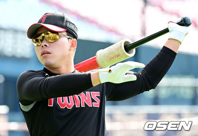 [OSEN=잠실, 최규한 기자] 19일 서울 잠실야구장에서 ‘2024 신한 SOL뱅크 KBO 포스트시즌’ 플레이오프 4차전 LG 트윈스와 삼성 라이온즈의 경기가 열린다.LG는 디트릭 엔스, 삼성은 데니 레예스를 4차전 선발 투수로 내세웠다.LG 문성주가 타격 훈련을 펼치고 있다. 2024.10.19 / 