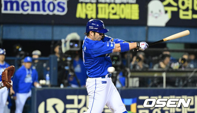 [OSEN=잠실, 최규한 기자] 17일 서울 잠실야구장에서 ‘2024 신한 SOL뱅크 KBO 포스트시즌’ 플레이오프 3차전 LG 트윈스와 삼성 라이온즈의 경기가 열렸다.LG는 임찬규, 삼성은 황동재를 3차전 선발 투수로 내세웠다. 7회초 무사 선두타자로 나선 삼성 박병호가 헛스윙 삼진을 당하고 있다. 2024.10.17 / dreamer@osen.co.kr