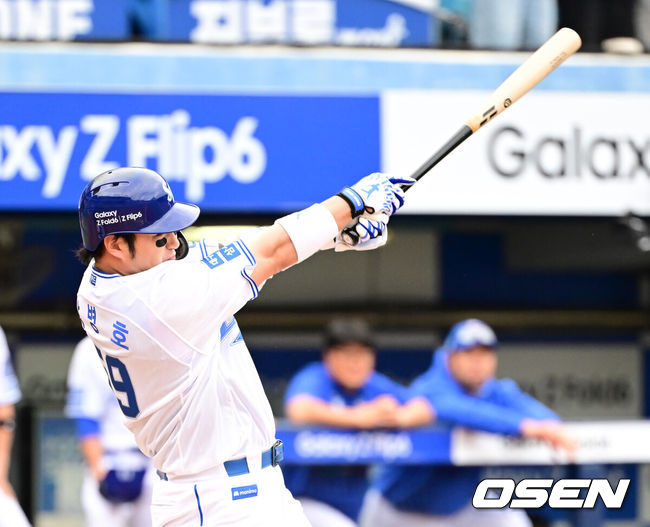 [OSEN=대구, 김성락 기자] 13일 오후 대구 삼성라이온즈파크에서 2024 신한 SOL뱅크 KBO 포스트시즌 플레이오프 1차전 삼성 라이온즈와 LG 트윈스의 경기가 열렸다. 이날 삼성은 례예스를, LG는 최원태를 선발 투수로 내세웠다.7회말 무사 1루 삼성 박병호가 안타를 날리고 있다. 2024.10.13 / ksl0919@osen.co.kr