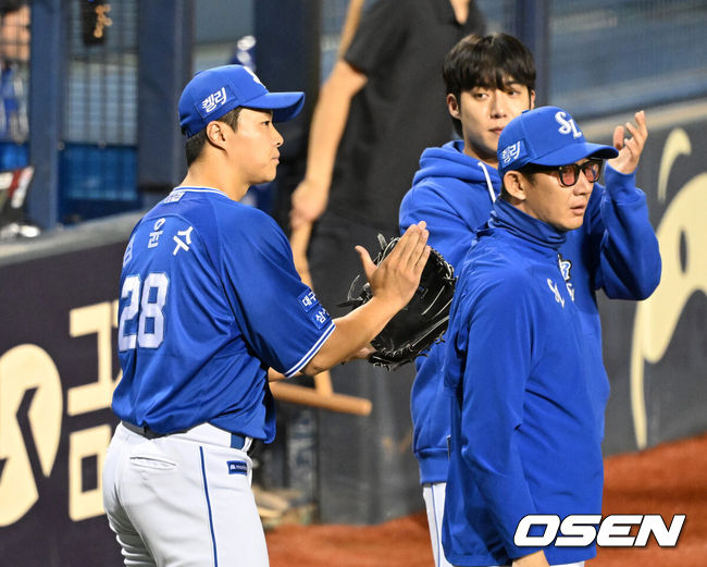 [OSEN=잠실, 이대선 기자] 17일 서울 잠실야구장에서 ‘2024 신한 SOL뱅크 KBO 포스트시즌’ 플레이오프 3차전 LG 트윈스와 삼성 라이온즈의 경기가 열렸다.LG는 임찬규, 삼성은 황동재를 3차전 선발 투수로 내세웠다.5회말 1사 1,2루에서 삼성 김윤수가 LG 오스틴을 외야플라이로 처리하고 박수치고 있다. 2024.10.17 / sunday@osen.co.kr