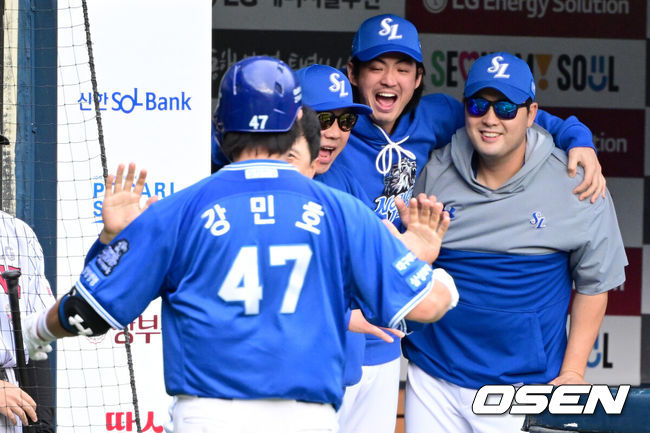 [OSEN=잠실, 최규한 기자] 19일 서울 잠실야구장에서 ‘2024 신한 SOL뱅크 KBO 포스트시즌’ 플레이오프 4차전 LG 트윈스와 삼성 라이온즈의 경기가 열렸다.LG는 디트릭 엔스, 삼성은 데니 레예스를 4차전 선발 투수로 내세웠다.8회초 무사 선두타자로 나선 삼성 강민호가 선제 좌중간 솔로포를 날리고 홈을 밟은 뒤 박진만 감독-정대현 코치-구자욱과 기뻐하고 있다. 2024.10.19 / dreamer@osen.co.kr