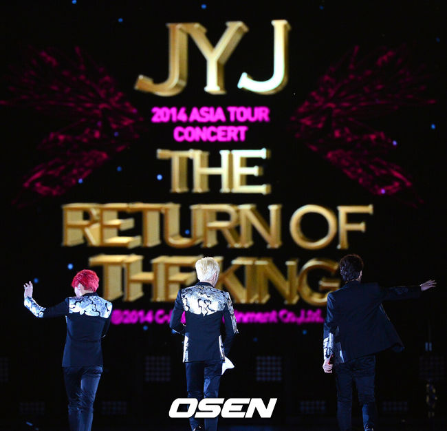 [OSEN=지형준 기자] 9일 오후 서울 잠실주경기장에서 '2014 JYJ 아시아 투어 더 리턴 오브 더 킹(THE RETURN OF THE KING)' 콘서트가 열렸다.JYJ(재중, 유천, 준수)가 멋진 무대를 선보이고 있다.JYJ는 콘서트 시작과 함께 ‘크리에이션(Creation)’, ‘비 더 원(Be the One)’, ‘바보 보이(BaBo Boy)’ 세 곡을 열창했다. 불꽃과 폭죽이 공연을 더욱 화려하게 했고, 팬들은 붉은 빛 야광봉과 떼창으로 화답했다.한편 JYJ는 지난달 새 앨범 ‘저스트 어스(JUST US)’를 발매했다. JYJ는 이번 콘서트를 시작으로 본격적인 8개 도시 아시아 투어에 나선다./ jpnews@osen.co.kr