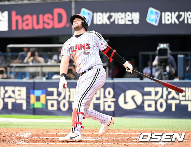 [OSEN=잠실, 이대선 기자] 19일 서울 잠실야구장에서 ‘2024 신한 SOL뱅크 KBO 포스트시즌’ 플레이오프 4차전 LG 트윈스와 삼성 라이온즈의 경기가 열렸다.LG는 엔스, 삼성은 레예스를 4차전 선발 투수로 내세웠다.7회말 무사에서 LG 오스틴이 삼진으로 물러나고 있다. 2024.10.19 / sunday@osen.co.kr