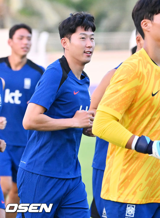 [OSEN=시브(오만) 민경훈 기자] 홍명보 감독이 이끄는 대한민국 축구대표팀 이 8일(현지시간) 오만 알 시브 스타디움에서 훈련을 가졌다.대한민국 축구대표팀은 오는 10일 오만과 2026 국제축구연맹(FIFA) 북중미 월드컵 아시아지역 3차 예선 B조 조별리그 2차전을 갖는다.축구대표팀 손흥민이 훈련을 하고 있다. 2024.09.08 / rumi@osen.co.kr