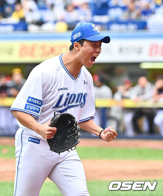 [OSEN=대구, 이석우 기자] 13일 대구 삼성라이온즈파크에서 2024 신한 SOL뱅크 KBO 포스트시즌 플레이오프 삼성 라이온즈와 LG 트윈스의 1차전 경기가 열렸다. 홈팀 삼성은 레예스를 선발로, 방문팀 LG는 최원태를 선발로 투입했다.삼성 라이온즈 김윤수가 7회초 2사 만루 LG 트윈스 오스틴을 삼진으로 잡고 포효하고 있다. 2024.10.13 / foto0307@osen.co.kr