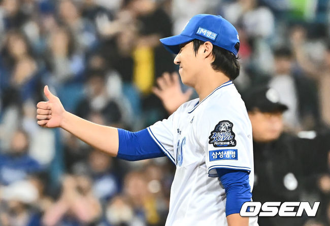 [OSEN=대구, 이석우 기자] 15일 대구 삼성라이온즈파크에서 2024 신한 SOL뱅크 KBO 포스트시즌 플레이오프 삼성 라이온즈와 LG 트윈스의 2차전 경기가 열렸다. 홈팀 삼성은 원태인를 선발로, 방문팀 LG는 손주영을 선발로 투입했다.삼성 라이온즈 선발투수 원태인이 7회초 1사 1루 LG 트윈스 이영빈의 안타성 타구를 점프로 잡은 이재현을 보며 엄지척을 하고 있다. 2024.10.15 / foto0307@osen.co.kr