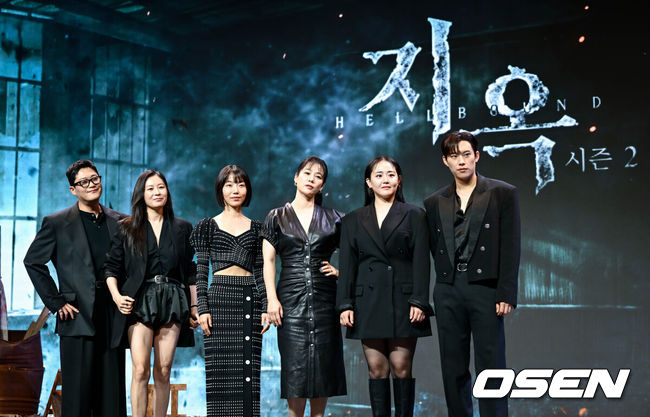 [OSEN=조은정 기자] 넷플릭스 시리즈 '지옥' 시즌2 제작발표회가 21일 서울 종로구 JW 메리어트 동대문 스퀘어에서 열렸다.이날 제작발표회에는 김현주, 김성철, 김신록, 임성재, 문소리, 문근영 배우, 연상호 감독, 최규석 작가가 참석했다.배우 임성재, 문소리, 김신록, 김현주, 문근영, 김성철이 포즈를 취하고 있다. 2024.10.21 /cej@osen.co.kr