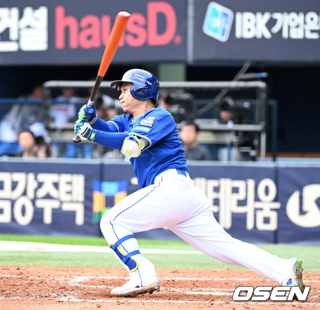 [OSEN=잠실, 이대선 기자] 19일 서울 잠실야구장에서 ‘2024 신한 SOL뱅크 KBO 포스트시즌’ 플레이오프 4차전 LG 트윈스와 삼성 라이온즈의 경기가 열렸다.LG는 엔스, 삼성은 레예스를 4차전 선발 투수로 내세웠다.9회초 2사 1루에서 삼성 김헌곤이 안타를 치고 있다. 2024.10.19 / sunday@osen.co.kr