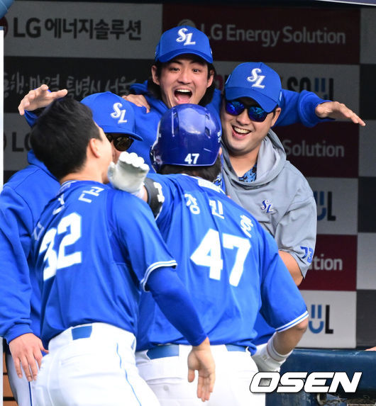 [OSEN=잠실, 최규한 기자] 19일 서울 잠실야구장에서 ‘2024 신한 SOL뱅크 KBO 포스트시즌’ 플레이오프 4차전 LG 트윈스와 삼성 라이온즈의 경기가 열렸다.LG는 디트릭 엔스, 삼성은 데니 레예스를 4차전 선발 투수로 내세웠다.8회초 무사 선두타자로 나선 삼성 강민호가 선제 좌중간 솔로포를 날리고 홈을 밟은 뒤 박진만 감독-정대현 코치-구자욱과 기뻐하고 있다. 2024.10.19 / dreamer@osen.co.kr