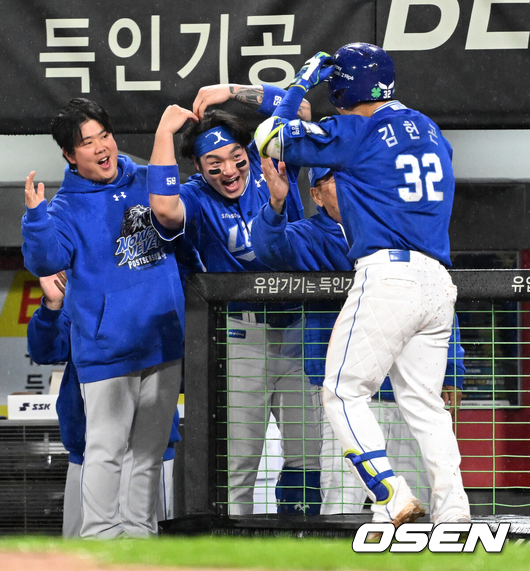 [OSEN=광주, 이대선 기자] 21일 광주 기아챔피언스필드에서 2024 신한 SOL뱅크 KBO 한국시리즈 1차전 KIA 타이거즈와 삼성 라이온즈의 경기가 열렸다.KIA는 네일, 삼성은 원태인을 선발 투수로 내세웠다.6회초 삼성 김헌곤의 우월 솔로 홈런 때 삼성 박병호가 더그아웃에서 환호하고 있다. 2024.10.21 / sunday@osen.co.kr