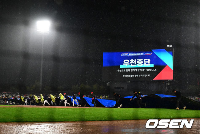 [OSEN=광주, 지형준 기자] 21일 광주 기아챔피언스필드에서 2024 신한 SOL뱅크 KBO 한국시리즈 1차전 KIA 타이거즈와 삼성 라이온즈의 경기가 열렸다.KIA는 네일, 삼성은 원태인을 선발 투수로 내세웠다.6회초 우천으로 경기가 중단되고 있다. 2024.10.21 / jpnews@osen.co.kr